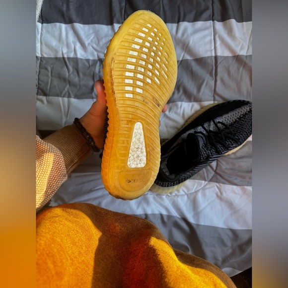 Men’s Yeezy 350 v2 carbon - Picture 3 of 6